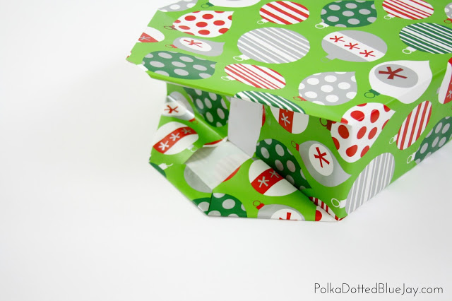 An easy and quick tutorial on how to wrap beautiful Christmas presents! Click through to see how easy it is to wrap department store quality Christmas gifts like a pro! 