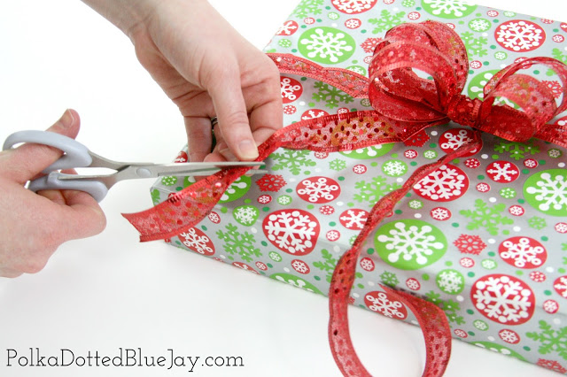 Ever wonder how to make gift wrap bows like a professional? Click here for an easy tutorial on how to make gift wrap bows from wire ribbon!
