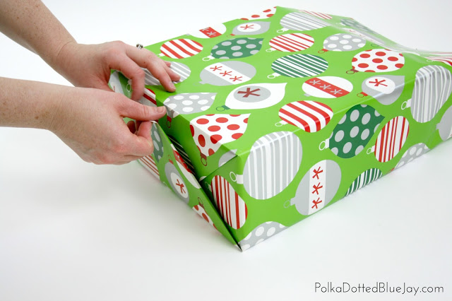 An easy and quick tutorial on how to wrap beautiful Christmas presents! Click through to see how easy it is to wrap department store quality Christmas gifts like a pro! 