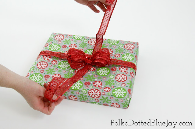 Ever wonder how to make gift wrap bows like a professional? Click here for an easy tutorial on how to make gift wrap bows from wire ribbon!