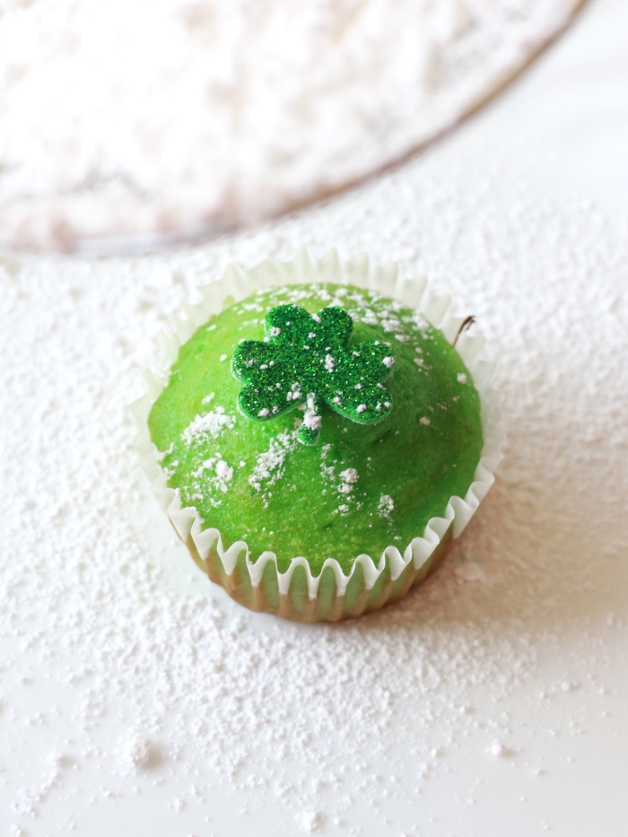 Click here to see how to decorate green cupcakes with powdered sugar! This is a fun and easy activity to do with children for St. Patrick's Day!