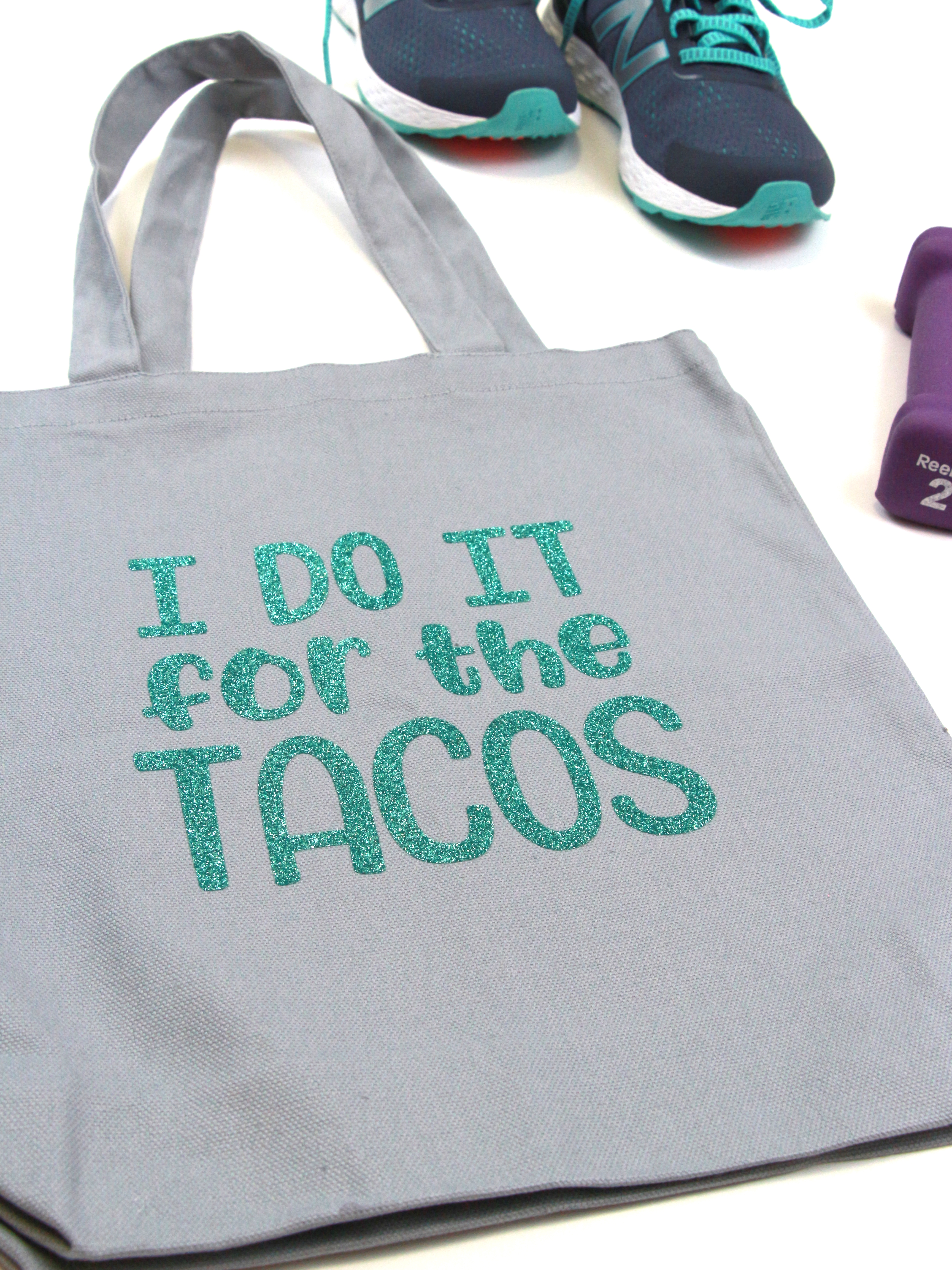 Click here to see how to make this DIY "I Do It For The Tacos" gym bag! Nothing gets me to the gym more than the thought of tacos for dinner.