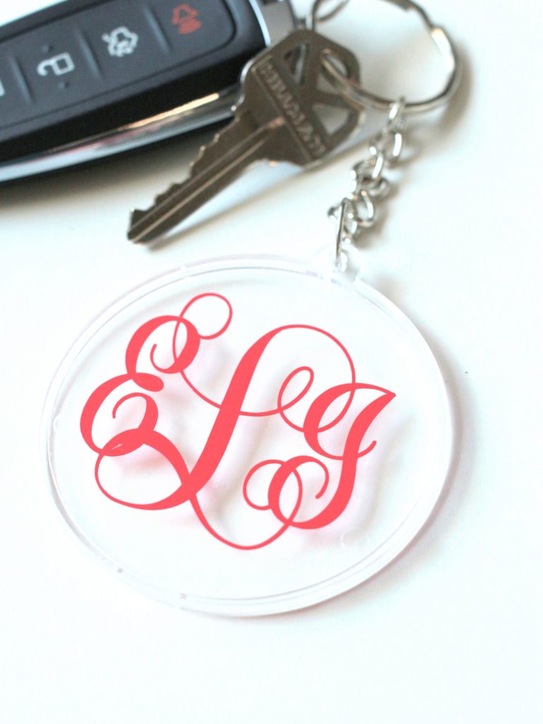 Mother’s Day is coming up and I have the perfect craft project to make a customized gift that Mom will be sure to love: A Monogrammed Keychain!
