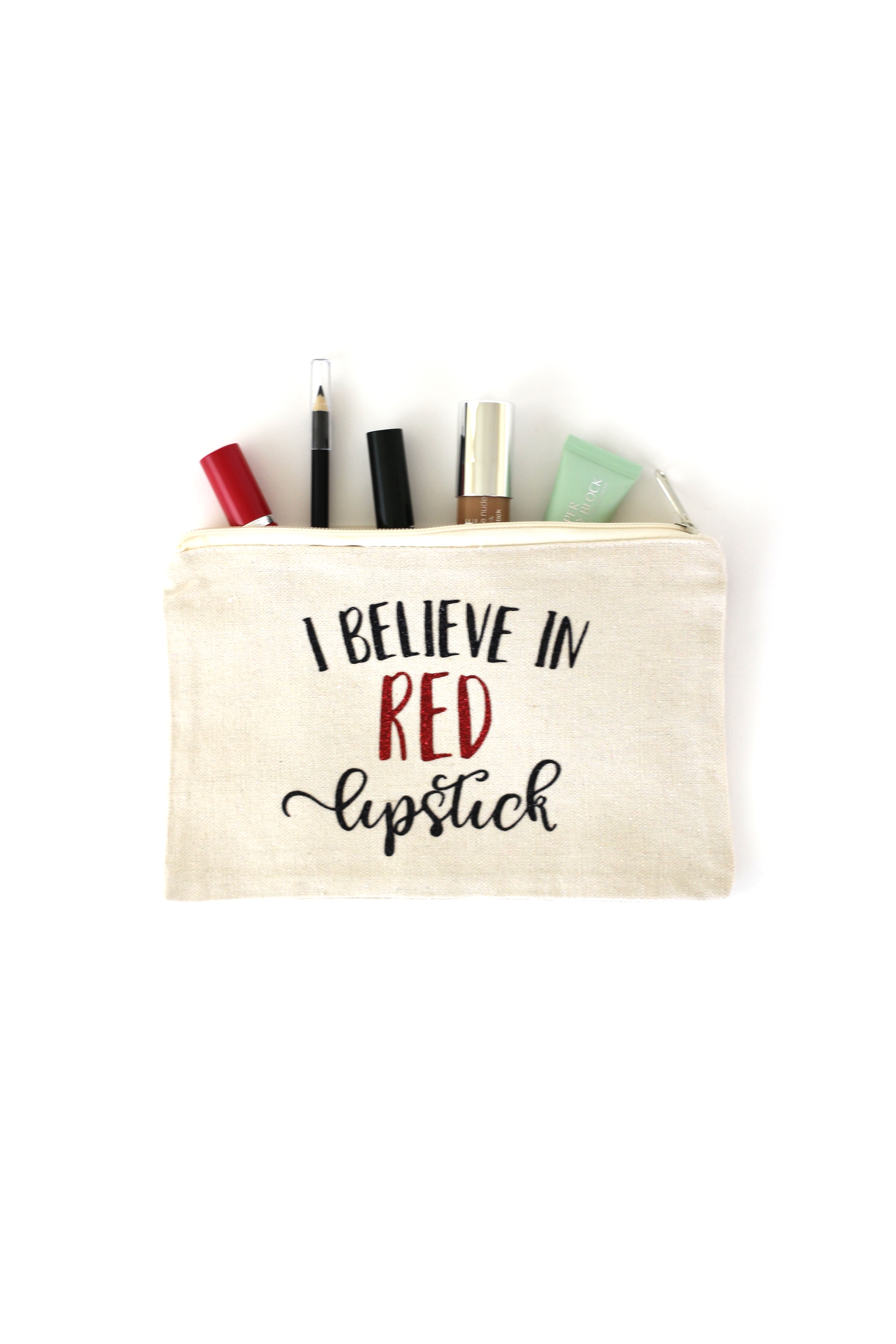 Make your own "I Believe in Red Lipstick" makeup bag to help keep your purse or makeup drawer organized! Click here to see more.