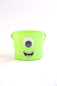 Make this DIY Mike Wazowski Halloween Bucket in under 10 minutes. Follow this easy tutorial to make the perfect Monsters Inc. or Monsters University bucket for your trick or treating.