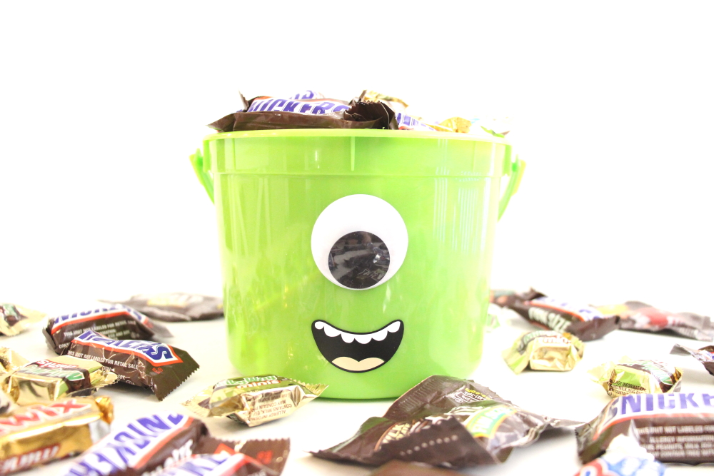 Make this DIY Mike Wazowski Halloween Bucket in under 10 minutes. Follow this easy tutorial to make the perfect Monsters Inc. or Monsters University bucket for your trick or treating.