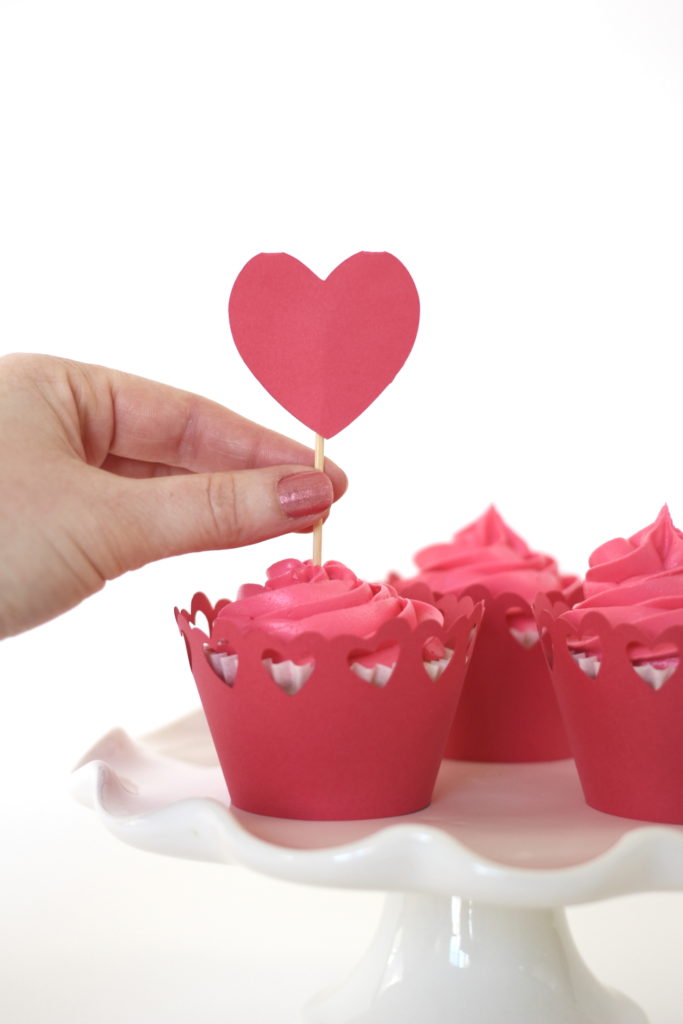 A step-by-step tutorial for how to make Valentine's Day Cupcake Wrappers with your Silhouette Cameo 4. Click here to see more. 