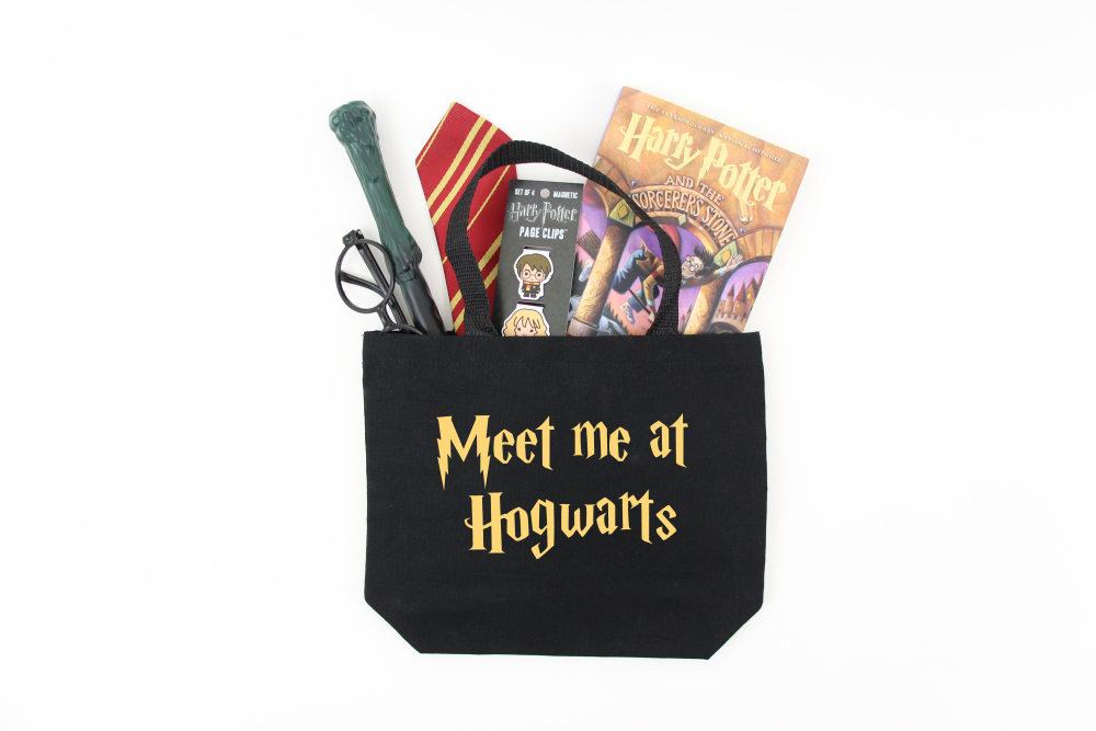 DIY Meet Me At Hogwarts book bag. Get this design for FREE from Polka Dotted Blue Jay.